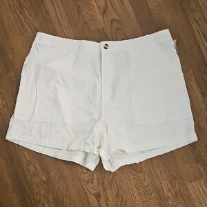 Universal Thread White Shorts BNWT sz 17